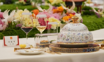 Chinese dinnerware used at state banquet for Mr. Trump