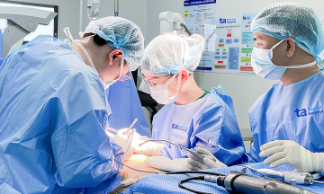 At what age should children undergo surgery for pectus excavatum?