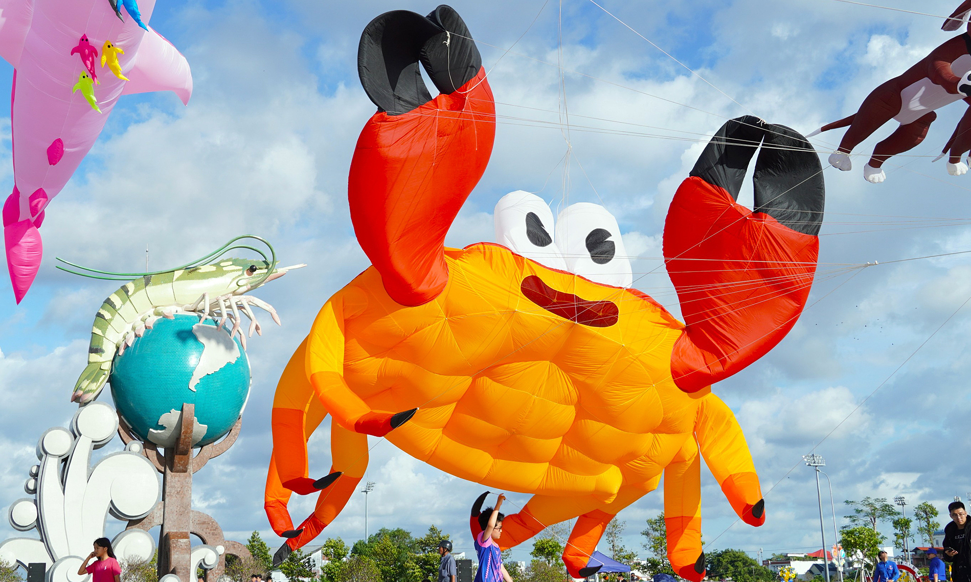 Giant kites soar over Ca Mau's shrimp square