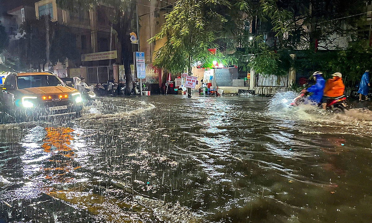 Central Da Nang streets flood after heavy early-season rain