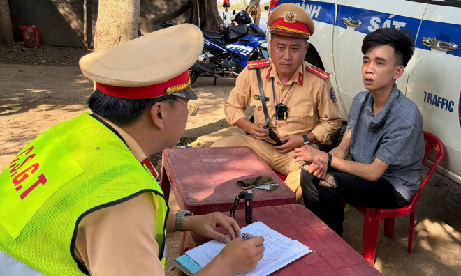 Traffic police intercept gold robber in Gia Lai