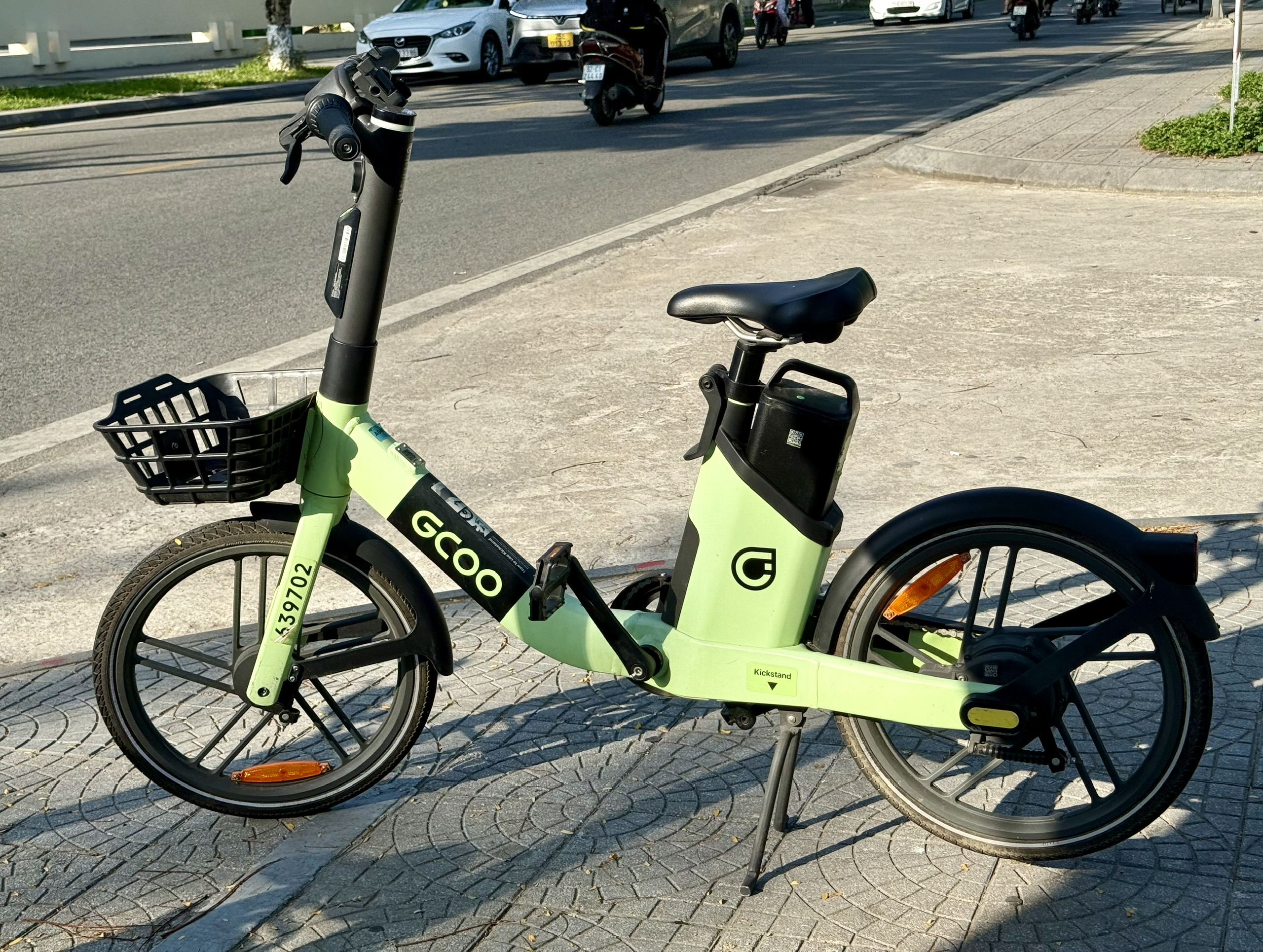 Public electric bikes in Hue: stylish and ergonomic