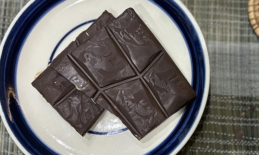 What happens to blood pressure when eating chocolate?