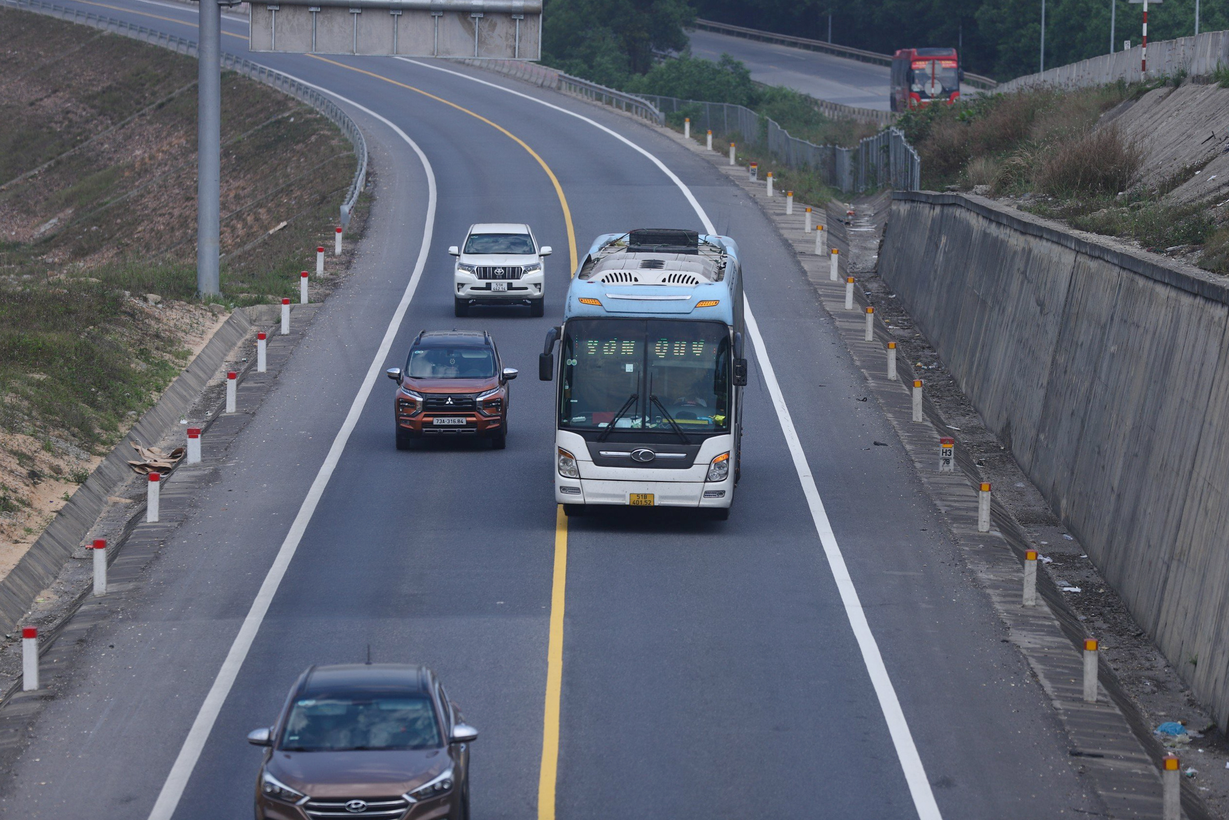 Cam Lo - La Son Expressway Temporarily Closed at Night for Expansion