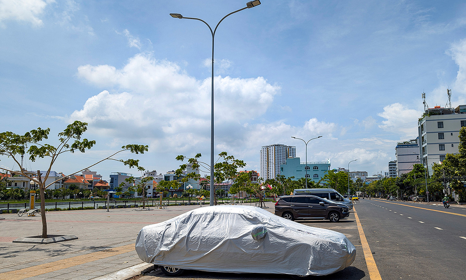Man dies, suspected electrocution from park light pole