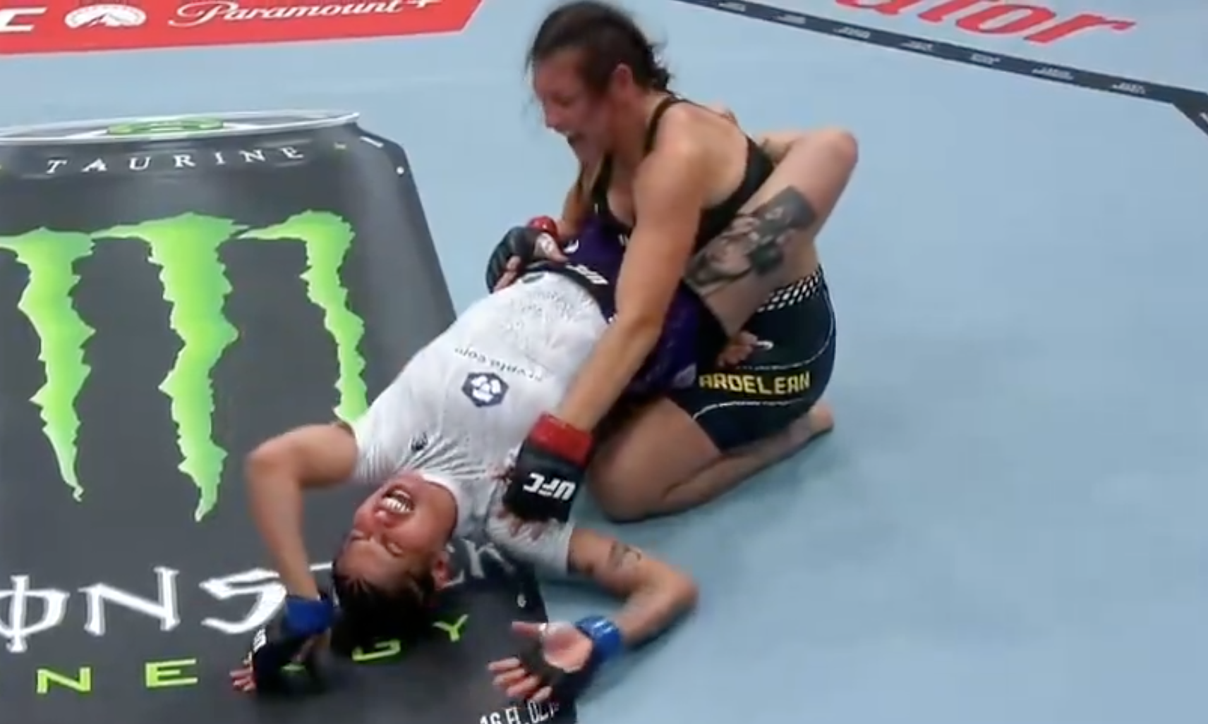 Female fighter taps out to rare capsule lock at UFC