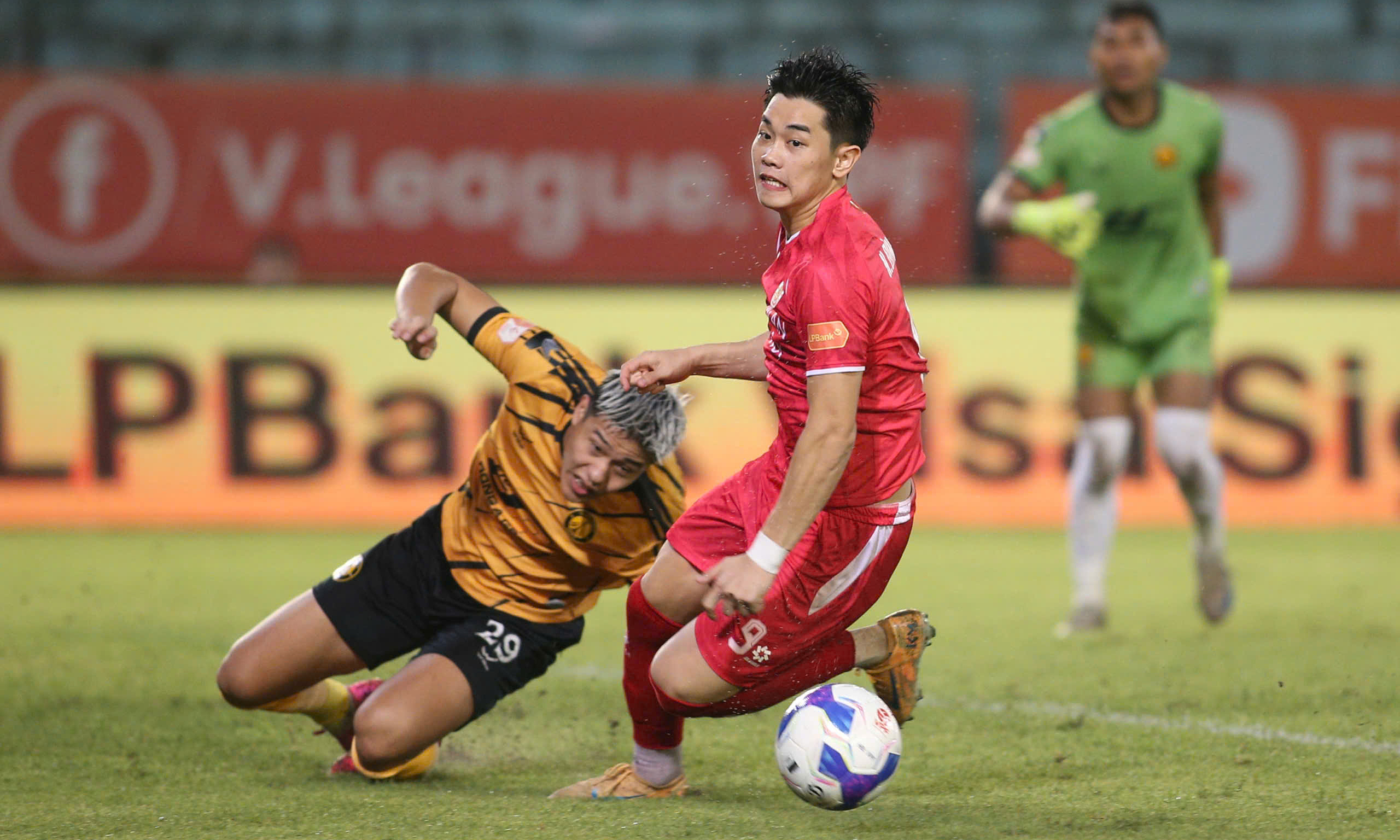 CAHN foreign player refuses to yield penalty kick to Dinh Bac