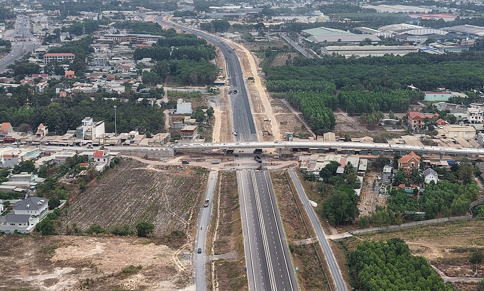 Traffic diversion at two overpasses as Bien Hoa - Vung Tau expressway opens
