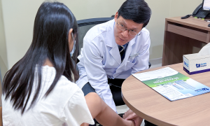 Doctor advises on first aid for children's falls