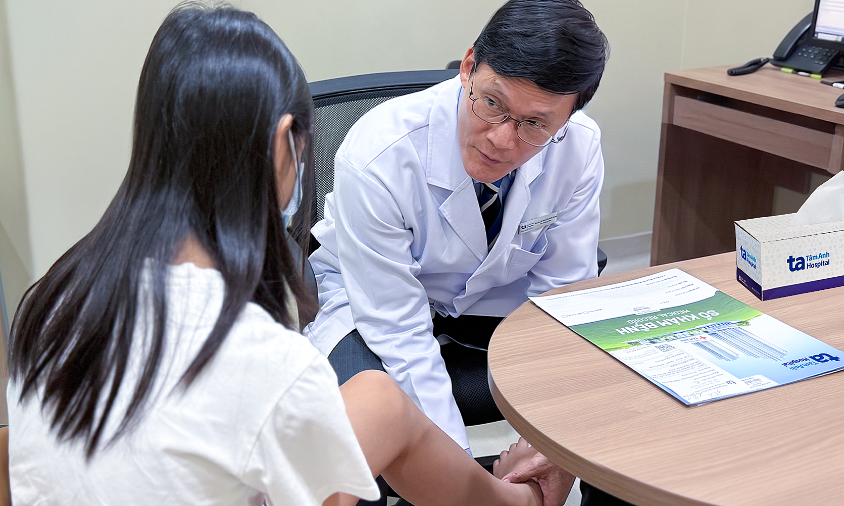Doctor advises on first aid for children's falls