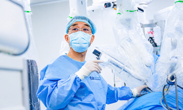 Robotic surgery for radical lung cancer treatment