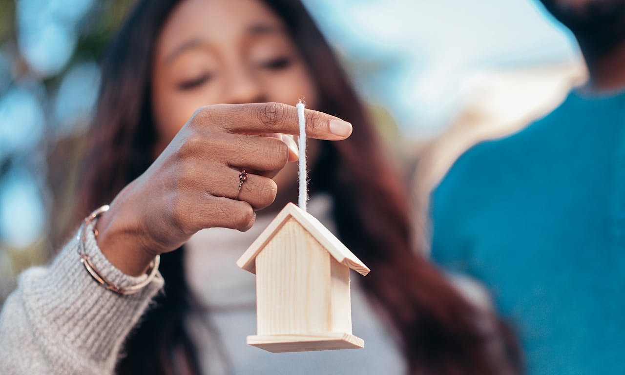 American women "lose value" in dating if they own a home