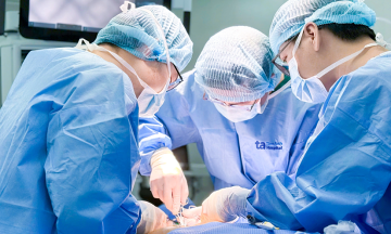 Resection of necrotic small intestine due to hernia