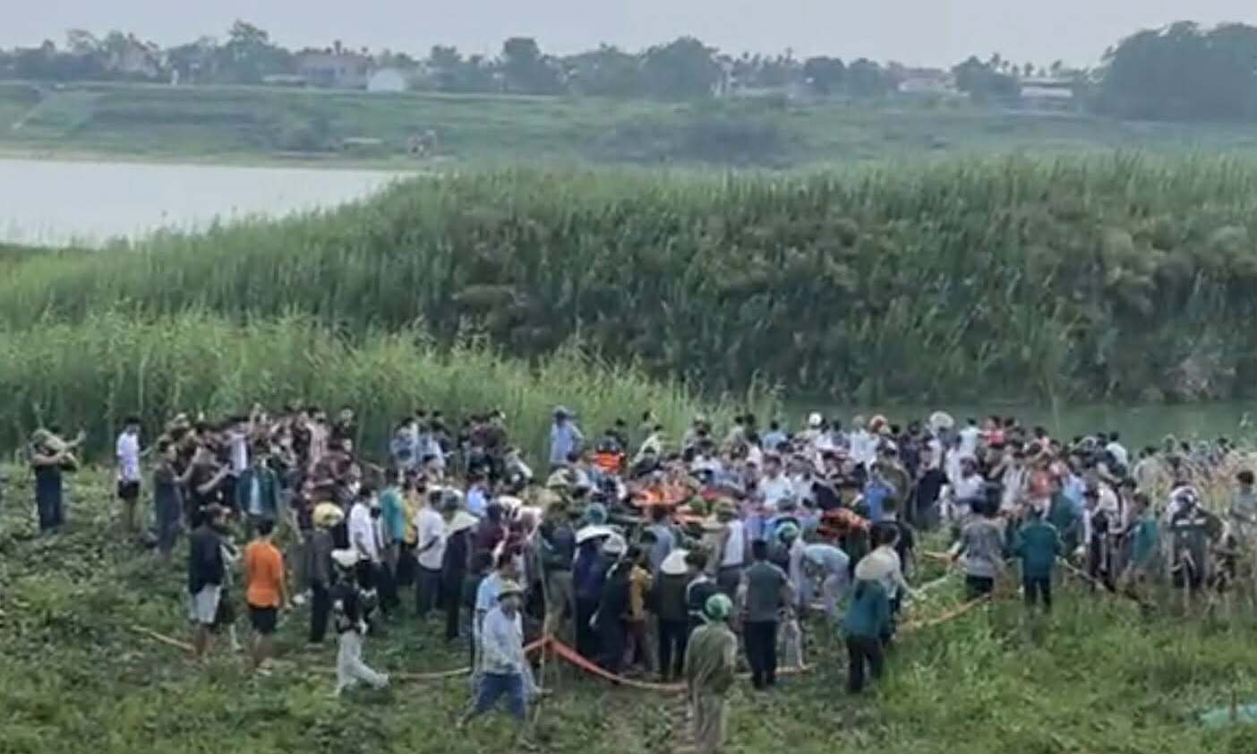 Five students drown in Song Lo river after exam prep