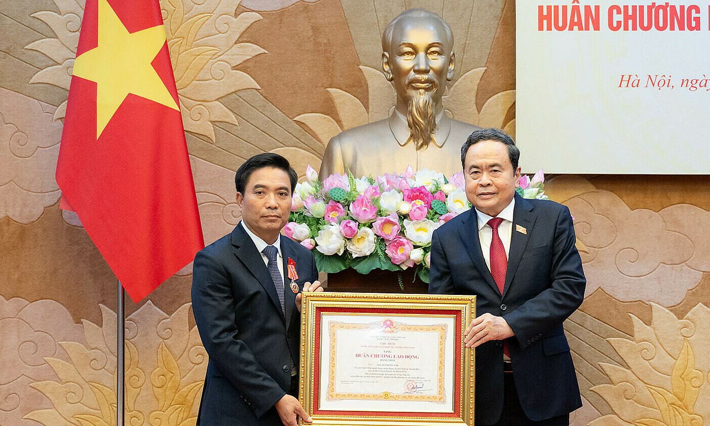 Vice chairman of the national assembly Nguyen Doan Anh receives first-class labor order