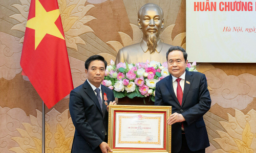 Vice chairman of the national assembly Nguyen Doan Anh receives first-class labor order