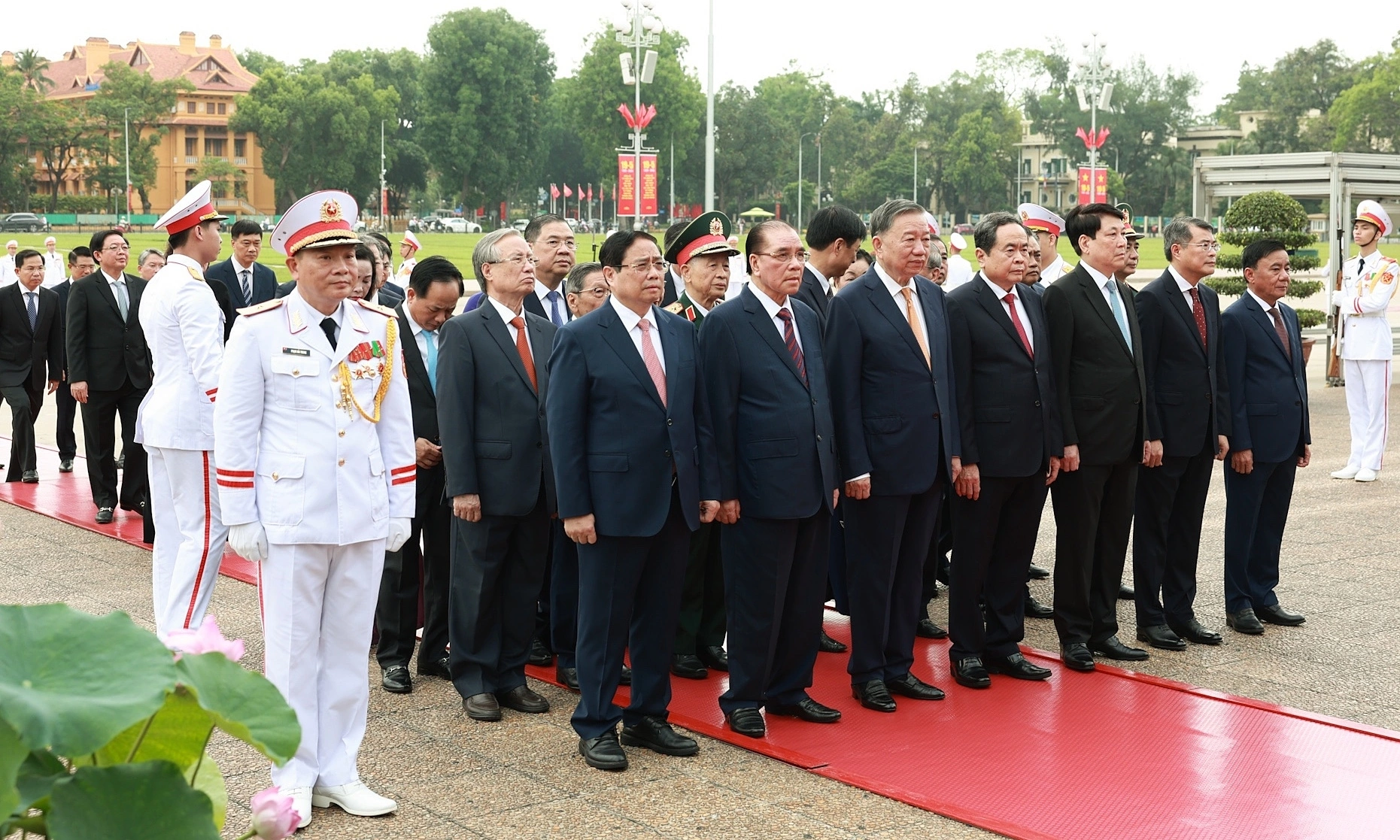 Party and State Leaders, Along With the Public, Pay Respects at President Ho Chi Minh Mausoleum