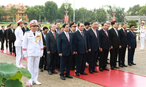 Party and State Leaders, Along With the Public, Pay Respects at President Ho Chi Minh Mausoleum