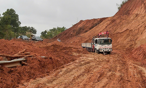Gia Bac Pass on Phan Thiet-Da Lat route closed for landslide remediation