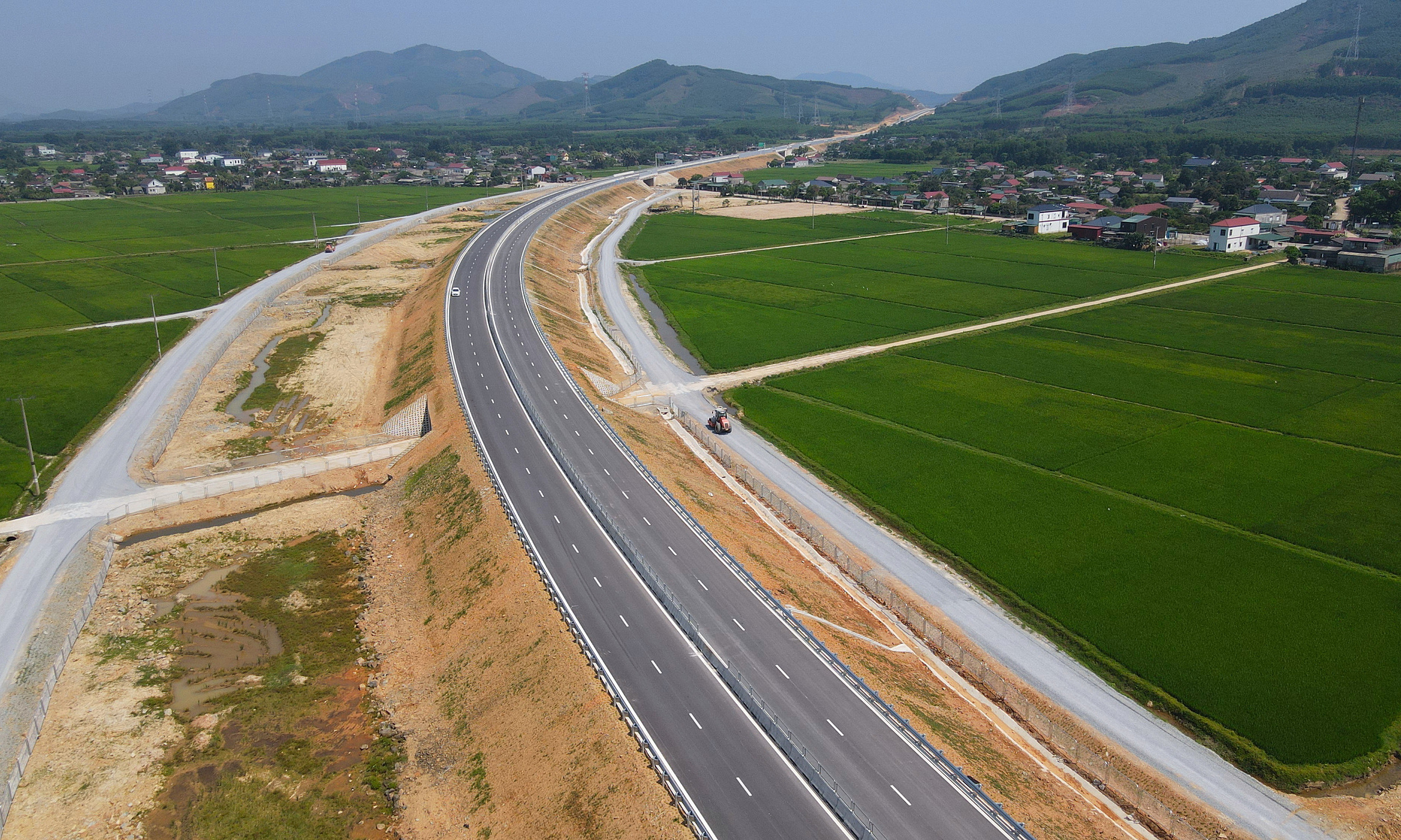 13 sections of north-south expressway expected to collect tolls from 900 to 1,300 VND per km