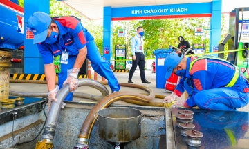 How is E10 biofuel different from RON 95?