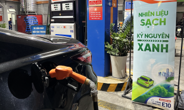 If a vehicle still has mineral gasoline, is it necessary to completely drain the tank before switching to E10?
