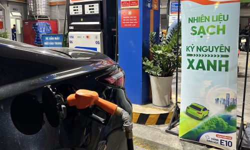 If a vehicle still has mineral gasoline, is it necessary to completely drain the tank before switching to E10?