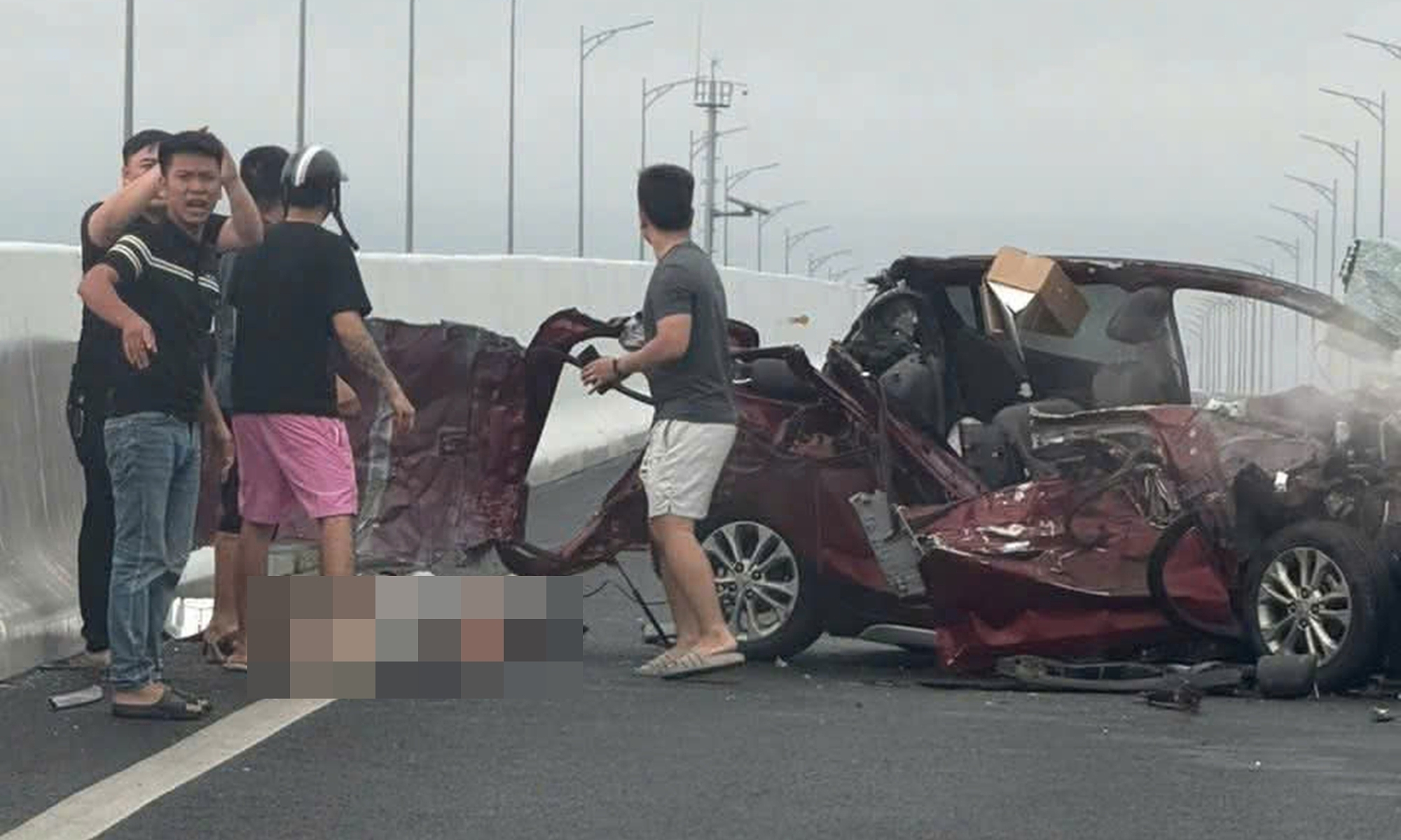 5-seater car mangled in accident on Mong Cai - Ha Long expressway