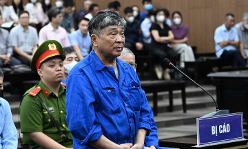 Former deputy director at health ministry: hospital contractor 'voluntarily' offered 88 billion dong bribe