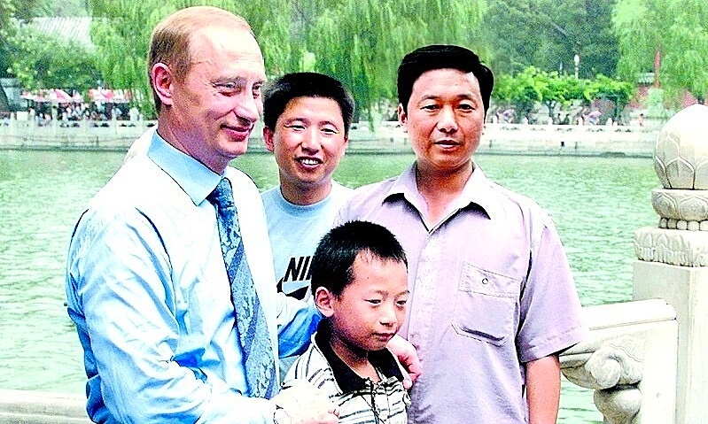 Putin's kiss shapes a Chinese boy's life
