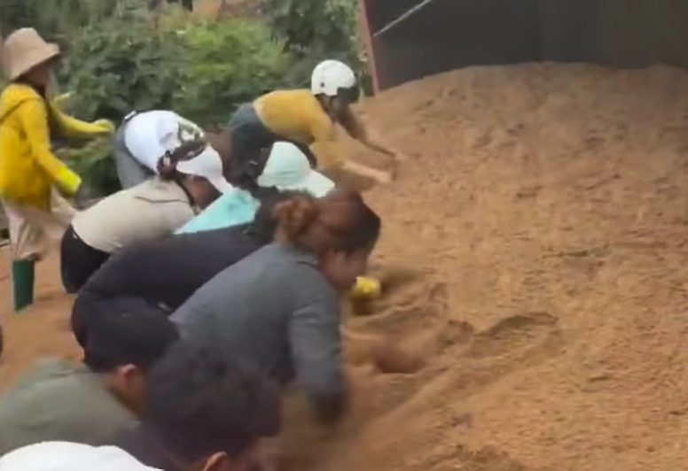 Sand truck overturns, burying passerby to death