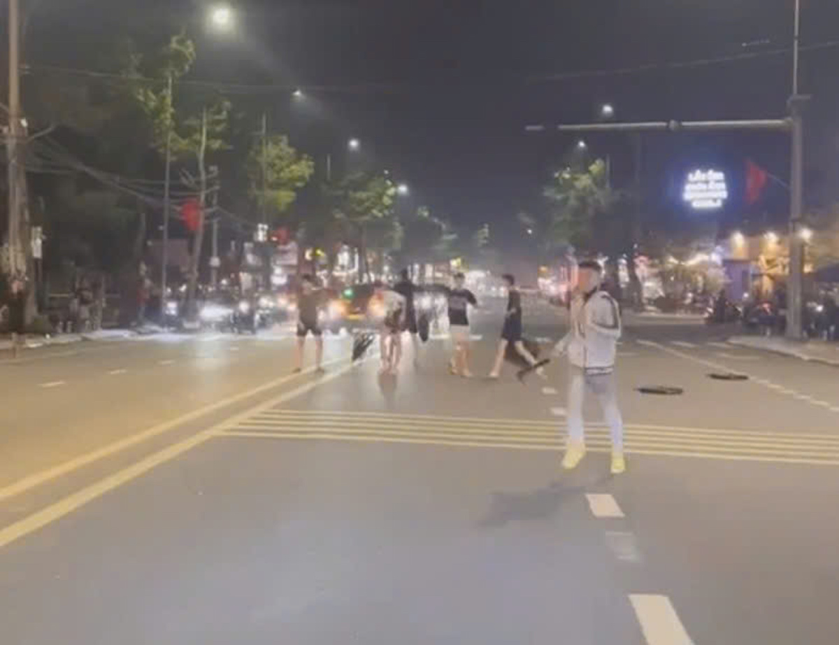 Two groups clash in Dong Nai city center
