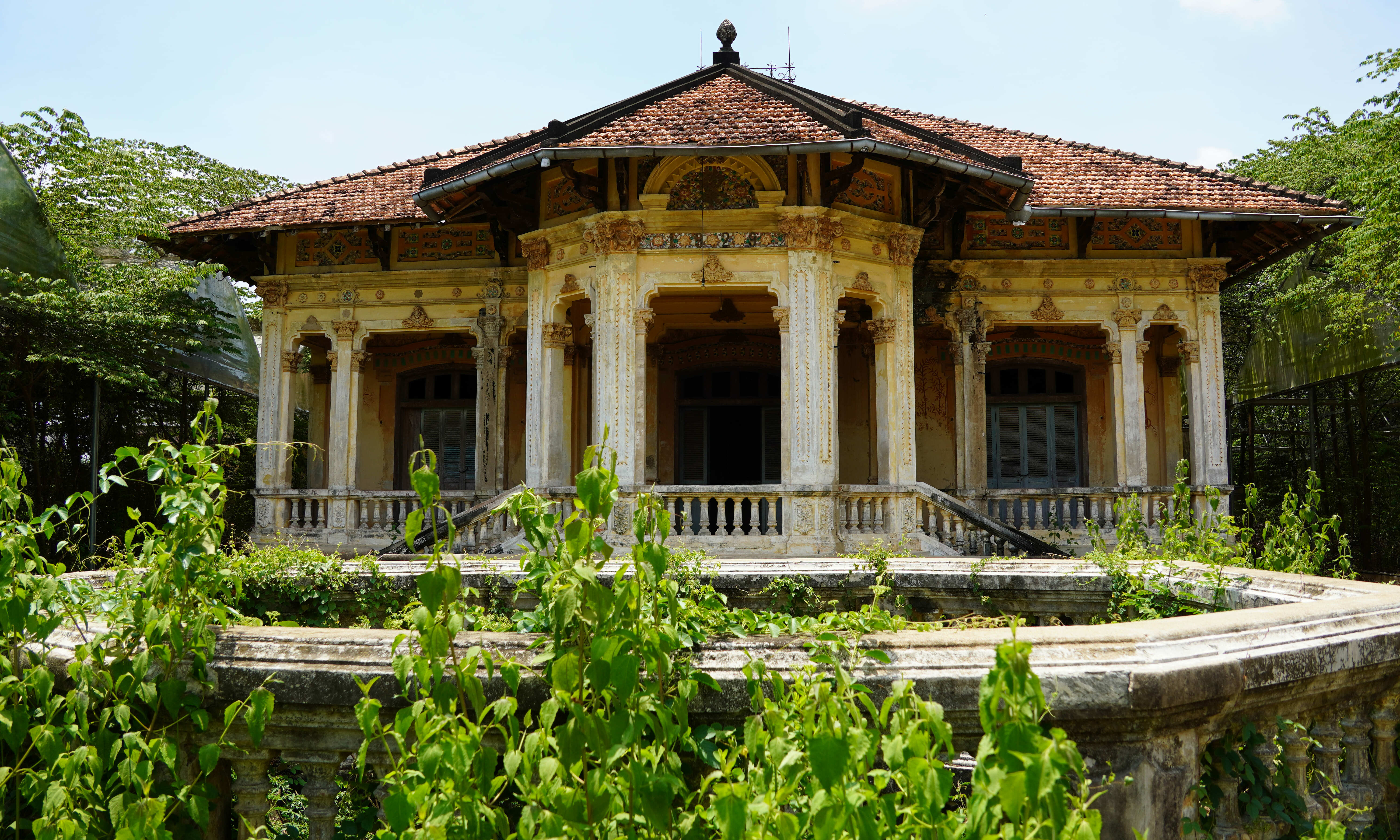 The century-old ruined villa of the former district chief in Dong Thap