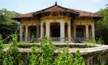 The century-old ruined villa of the former district chief in Dong Thap