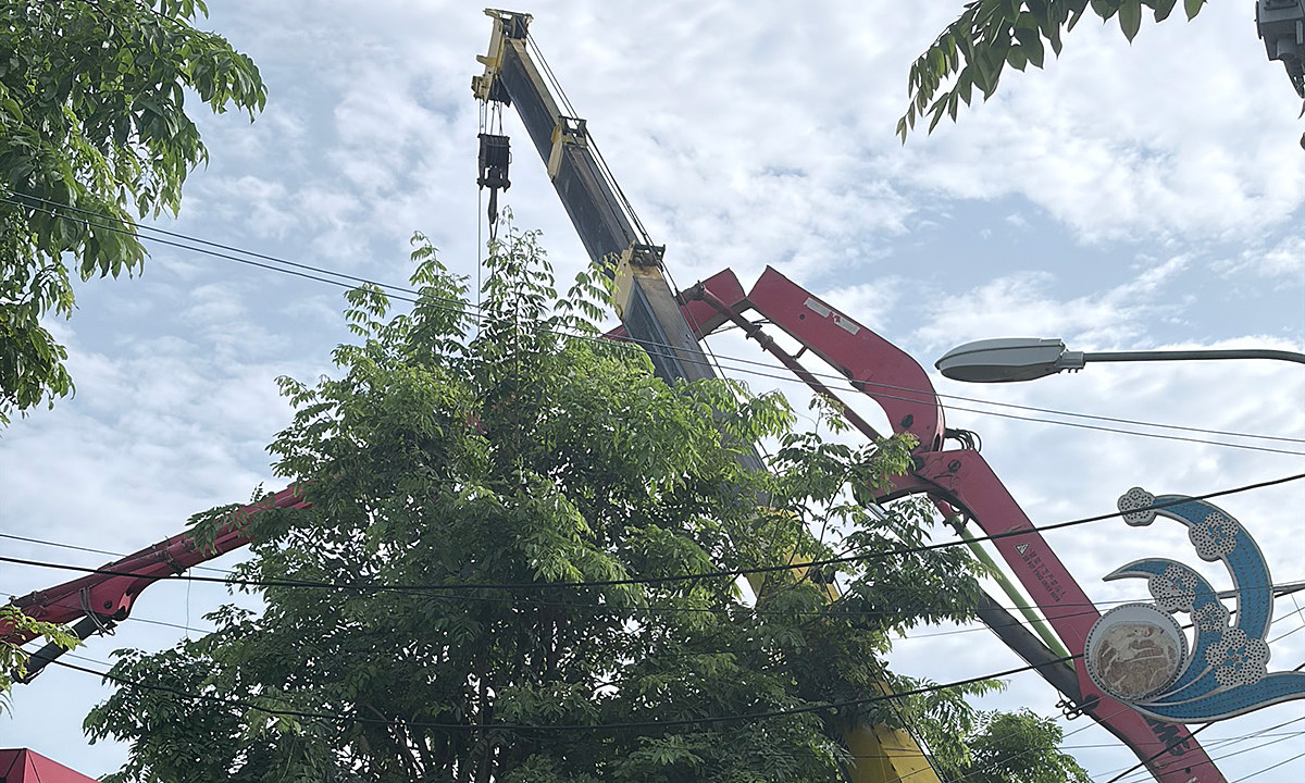 30-meter concrete pump boom collapses, construction worker dies
