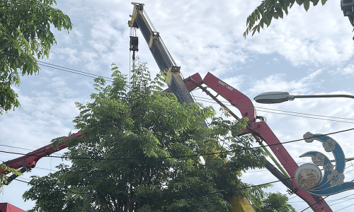 30-meter concrete pump boom collapses, construction worker dies