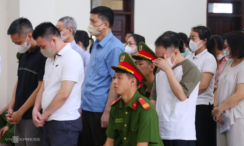 Two former ministry of health department directors 'received 52 billion VND' appear in court to appeal sentences