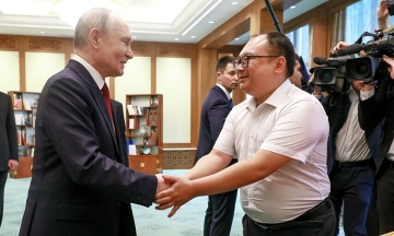 Putin reunites with 'boy' from 26 years ago photo in Beijing
