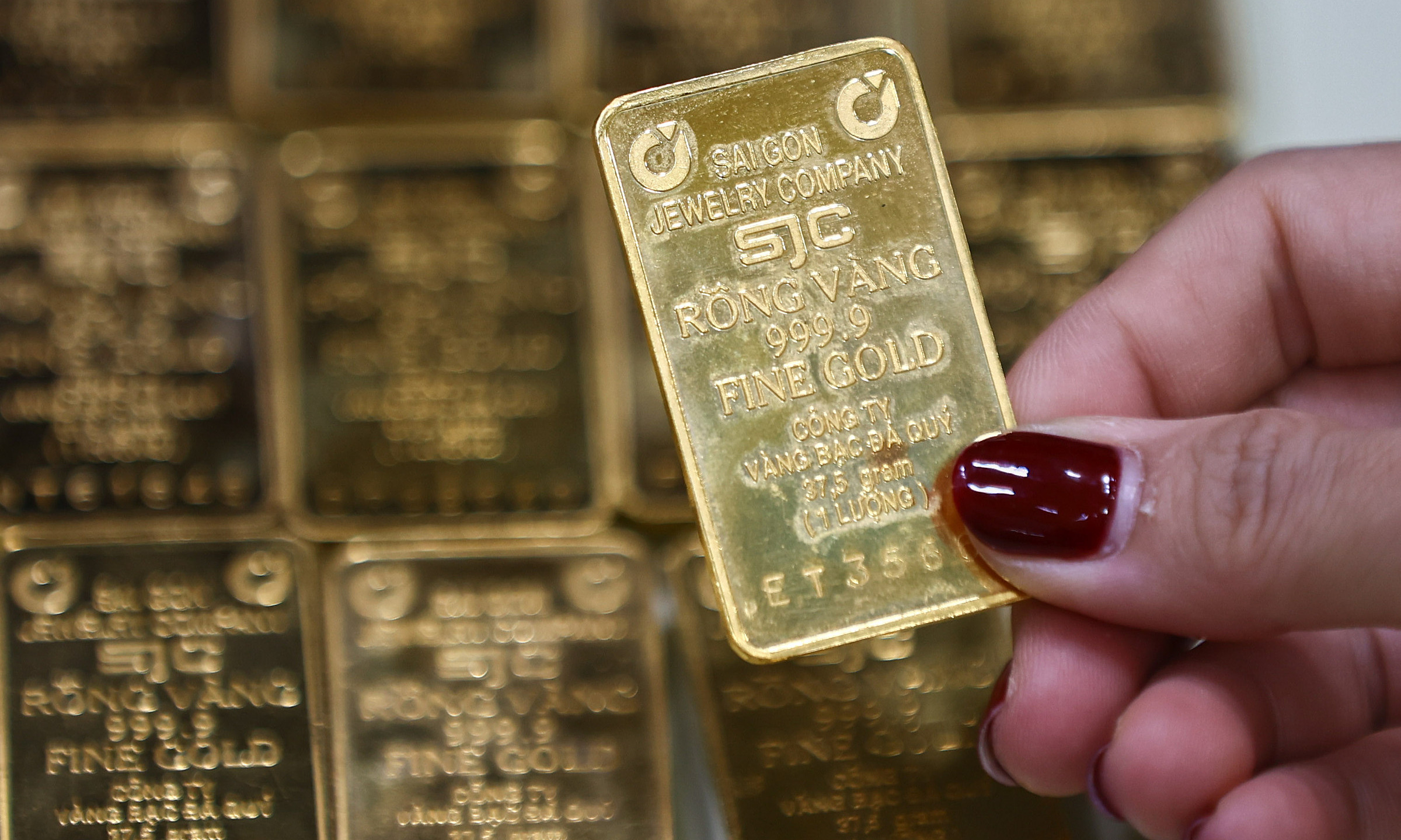 Gold bar prices surge over one million dong