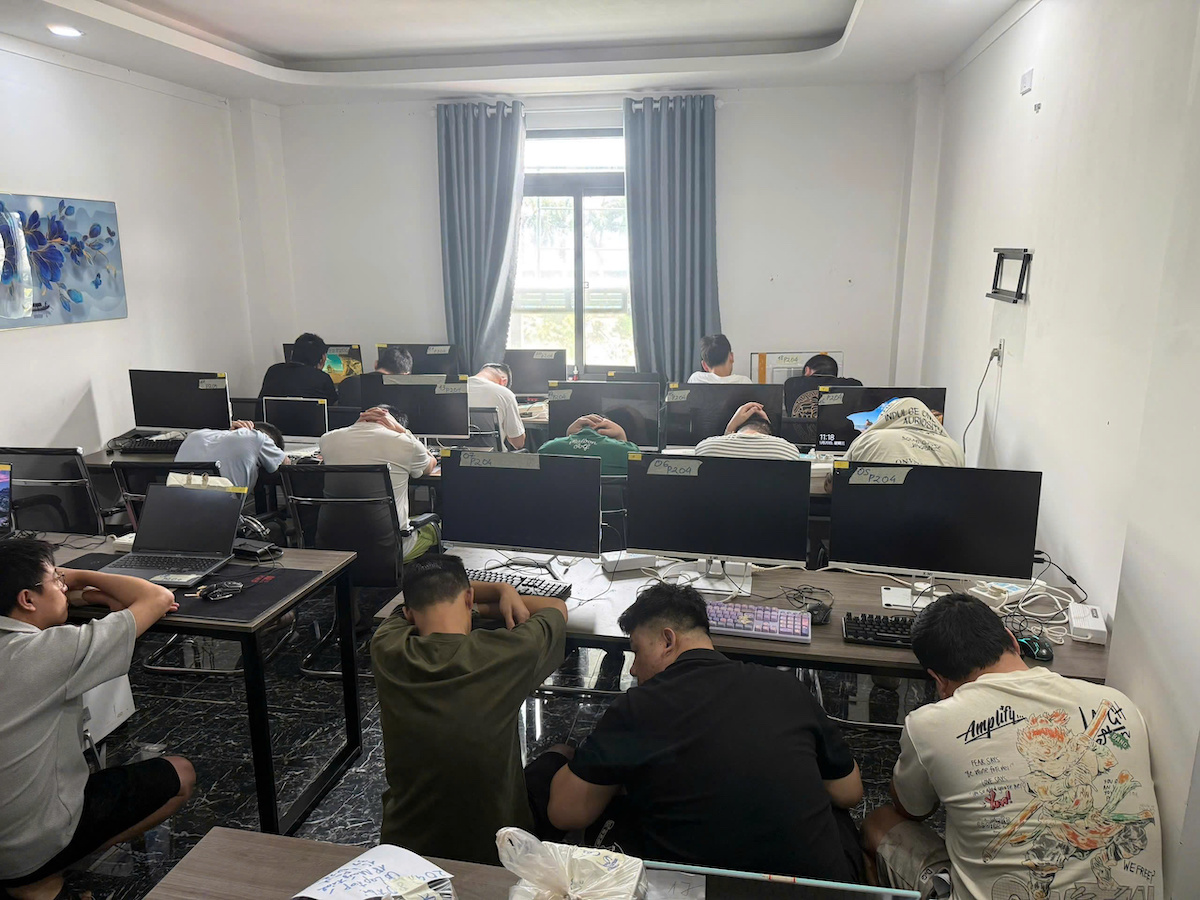 Group of foreigners rented hotel, installed equipment suspected of online fraud