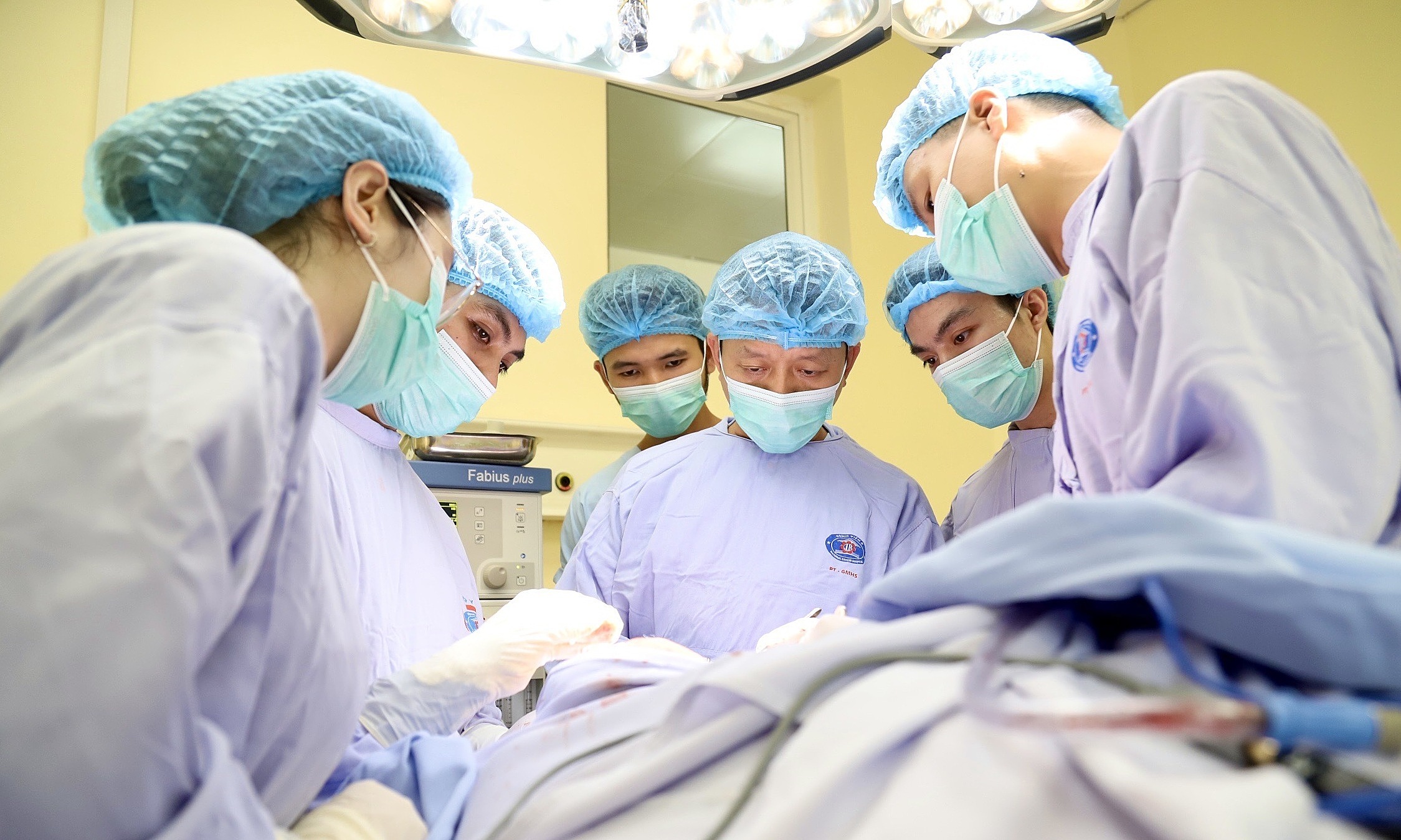 A doctor's last-minute payment saves a teenager from losing his eye