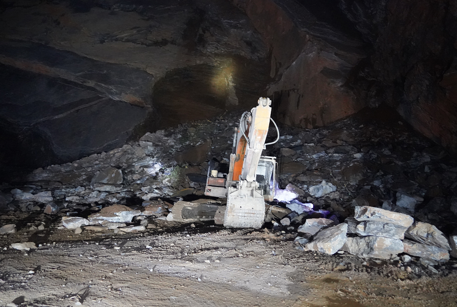 Quarry collapse buries three workers in Thanh Hoa