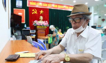Do retirees need to contribute to social insurance when taking on new employment?