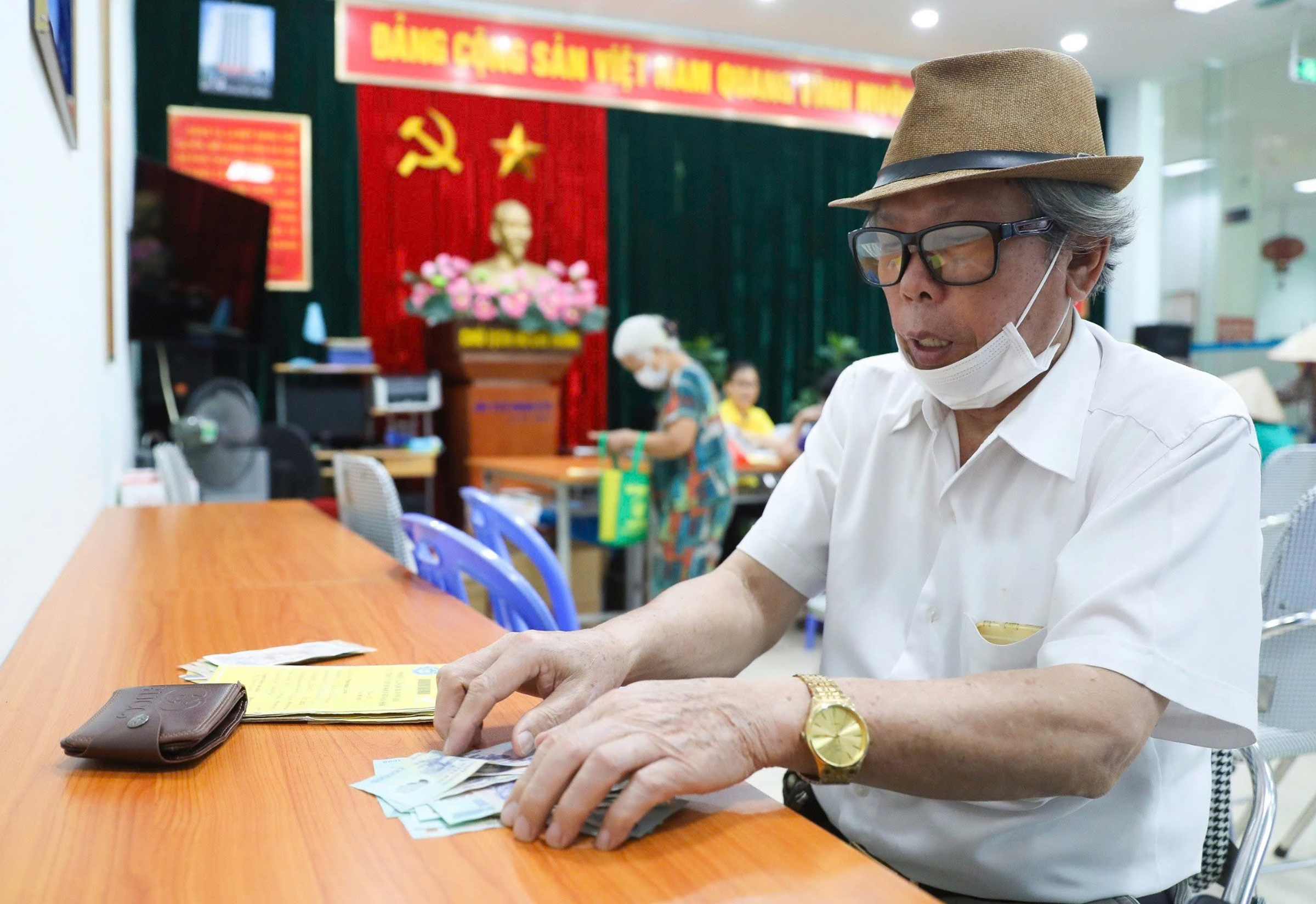 Do retirees need to contribute to social insurance when taking on new employment?