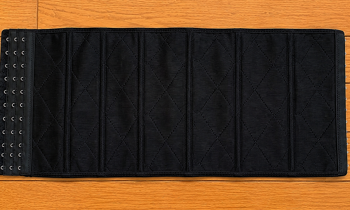 Contact dermatitis caused by wearing a waist trainer