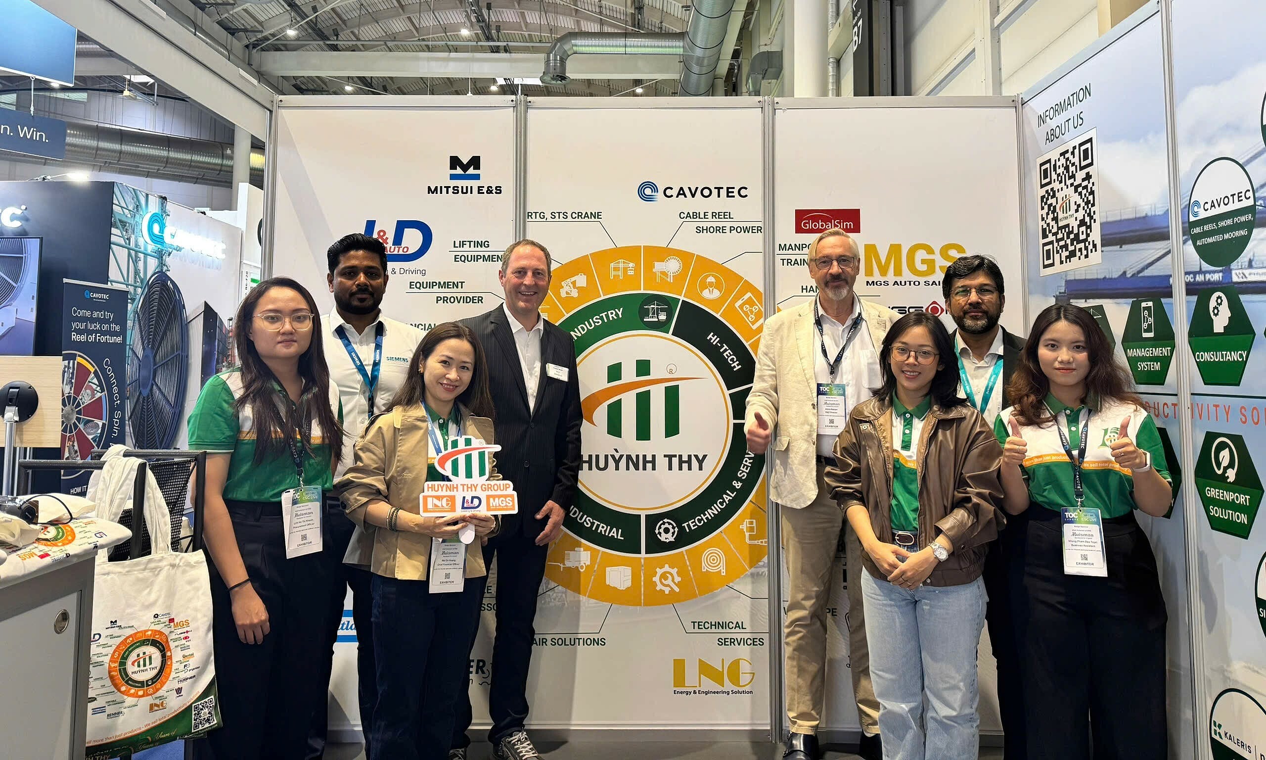 Huynh Thy attends major logistics and seaport forum in Europe