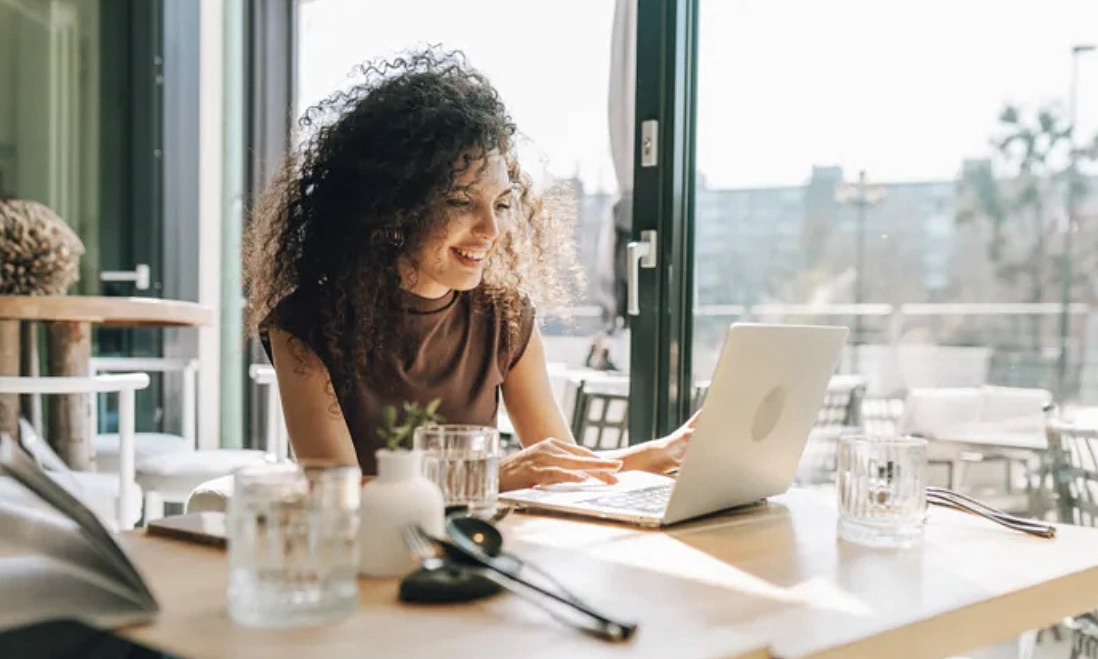 Why office workers like working in coffee shops