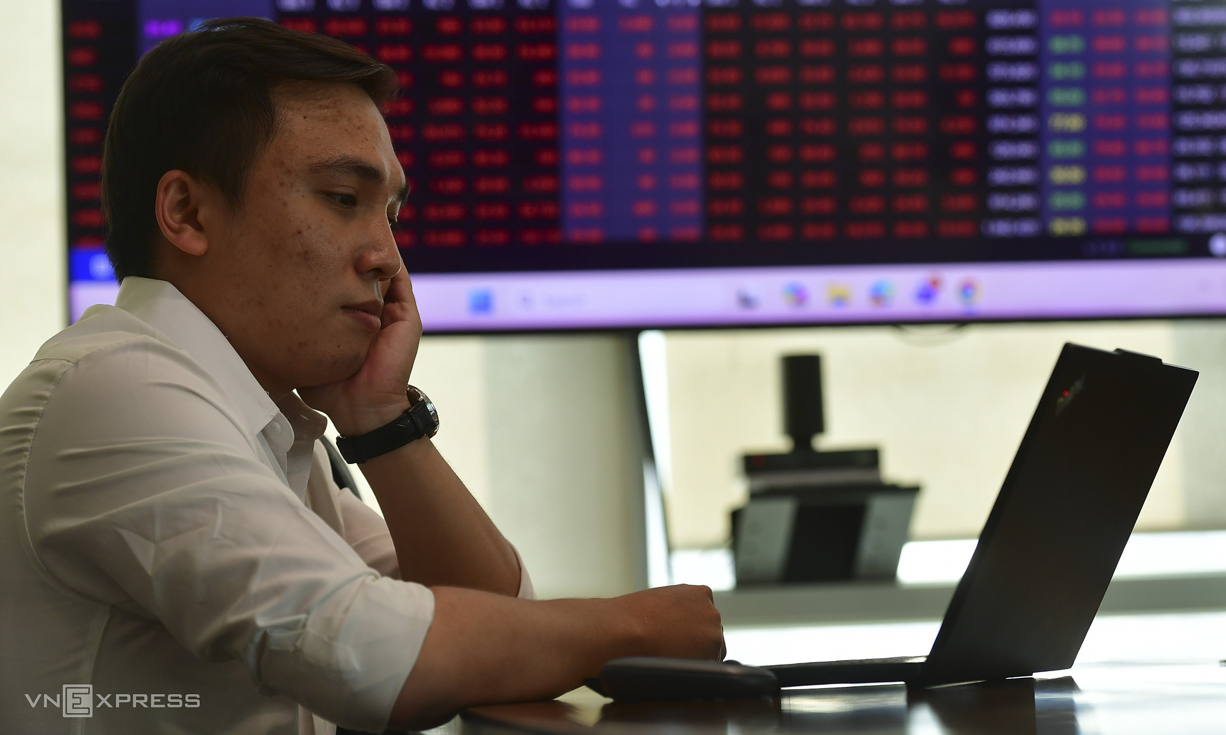 VN-Index drops over 16 points