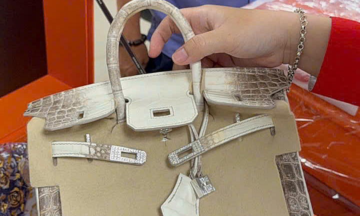 An individual spends over 11 billion VND to acquire Truong My Lan's Hermes bag