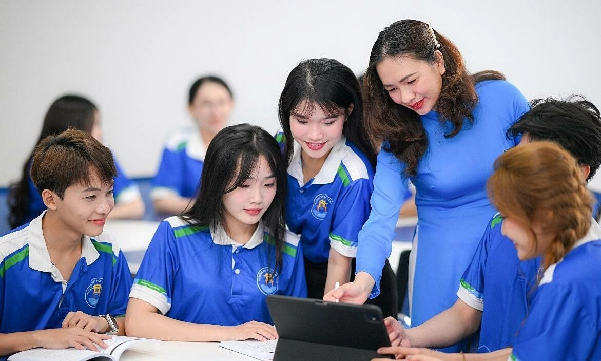 Van Hien University offers transcript-based admissions, awards numerous scholarships